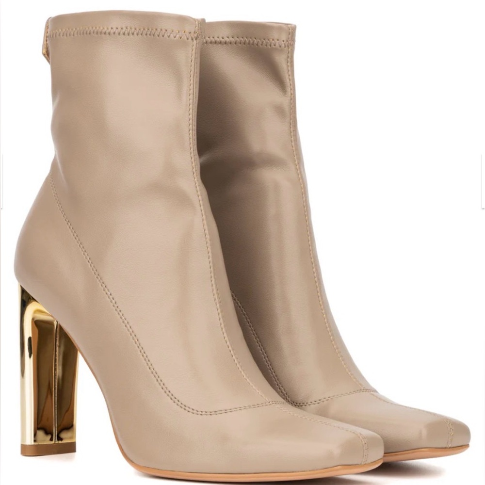 New in Box Torgeis Women's Chiara Boots Size 9 Natural Color Gold Metallic Heel